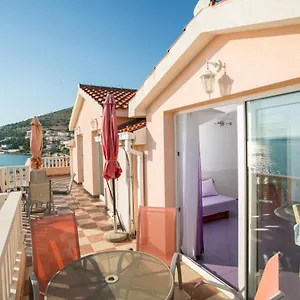 kaja-right-next-to-the-beach.hotels-in-trogir.com/